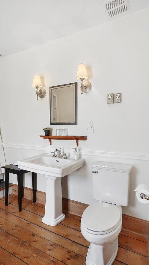 Sail Inn B&B Lunenburg Bagian luar foto