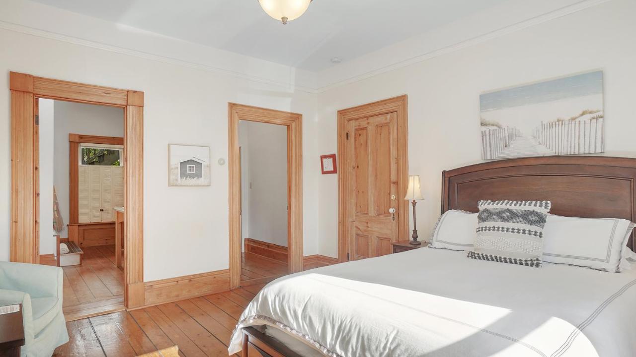 Sail Inn B&B Lunenburg Bagian luar foto