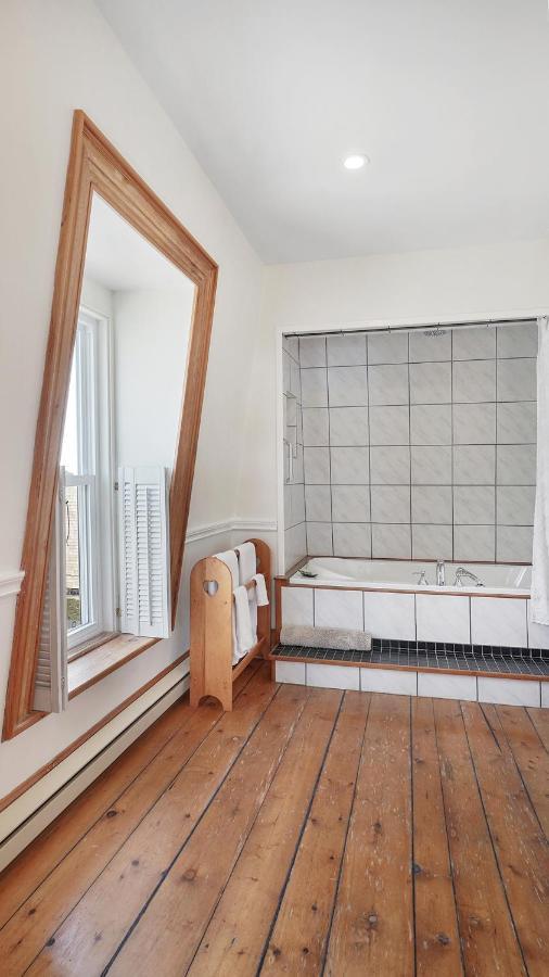 Sail Inn B&B Lunenburg Bagian luar foto