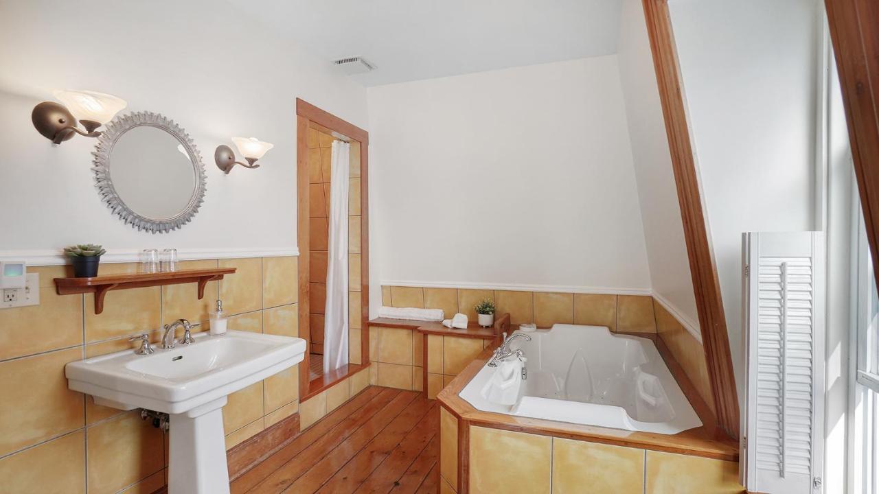 Sail Inn B&B Lunenburg Bagian luar foto