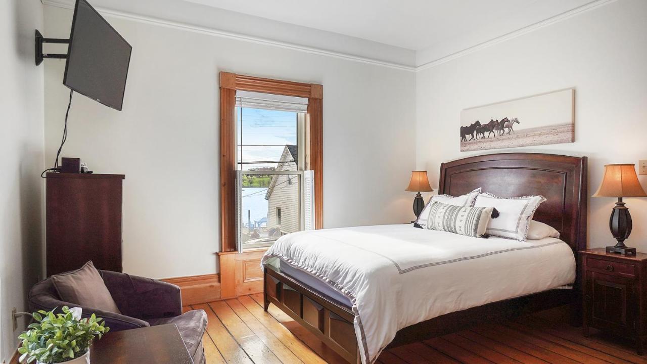Sail Inn B&B Lunenburg Bagian luar foto
